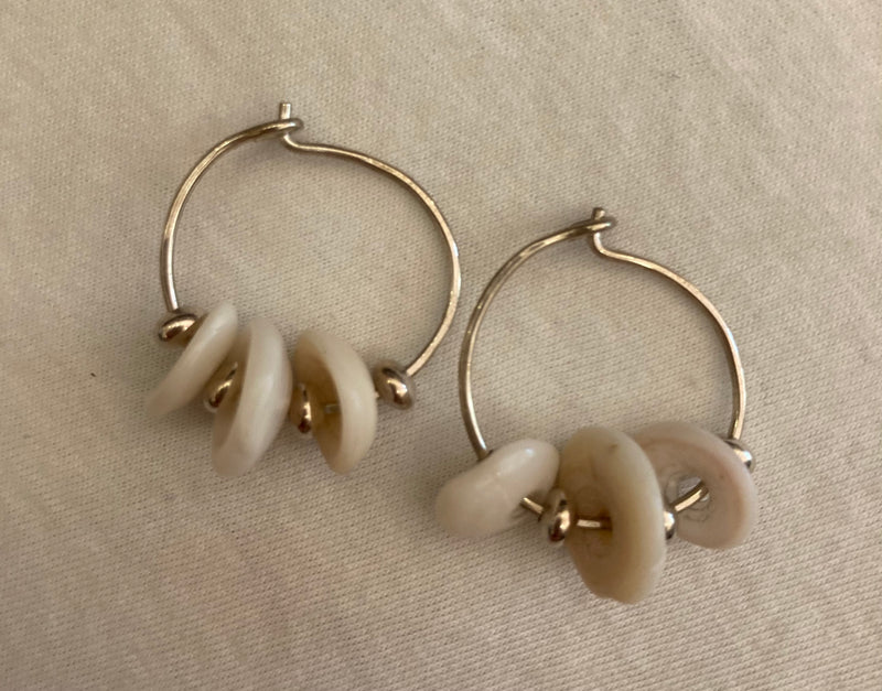 Mini Puka Shell Hoops 14 K - 3 shells